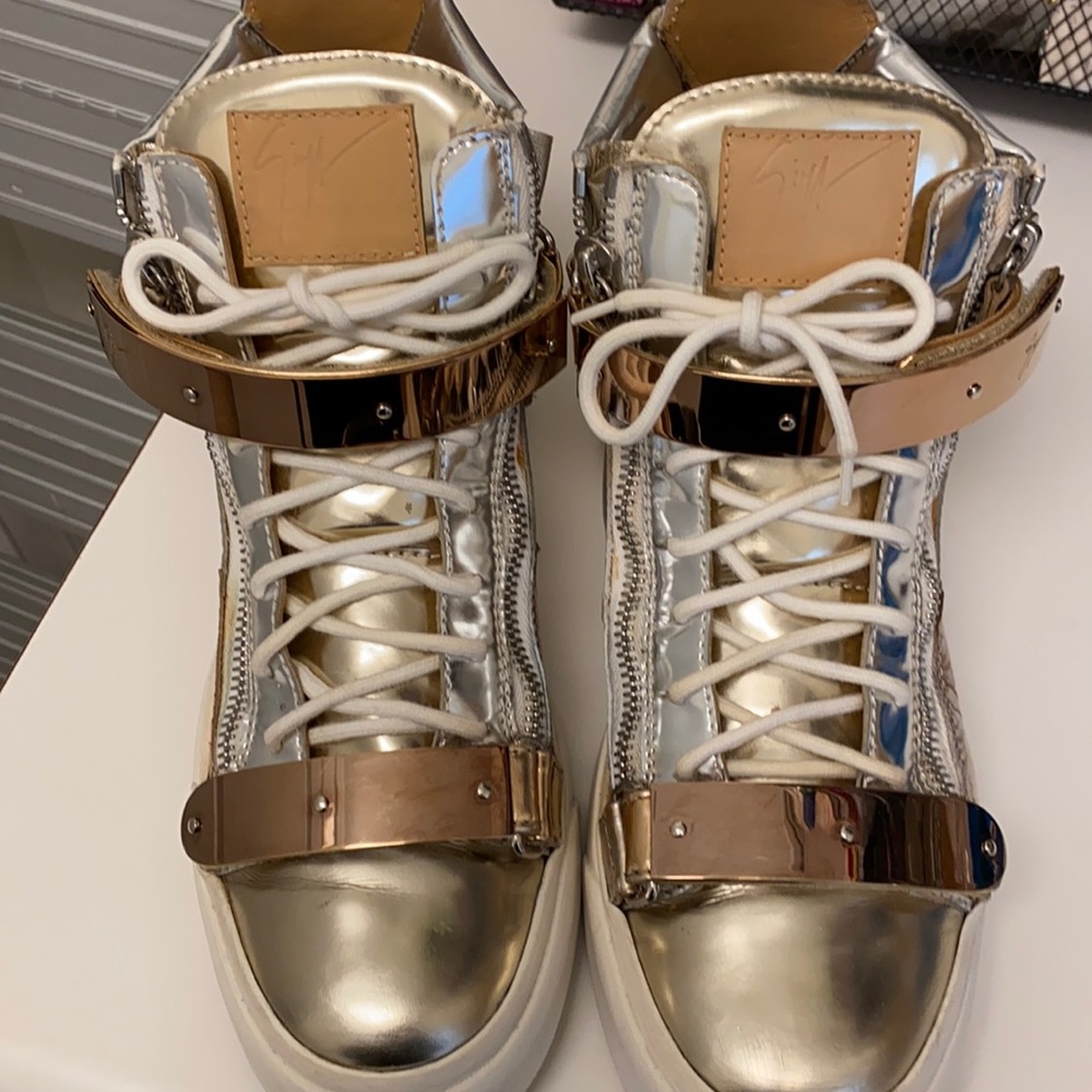 Men’s sneakers size 10 Worn a few times. Some wear and tear as shown